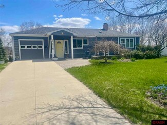 1119 1119 S 7th St, St. Peter, MN 56082