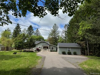 4448 Pleasant Valley Rd, Brighton, MI 48114