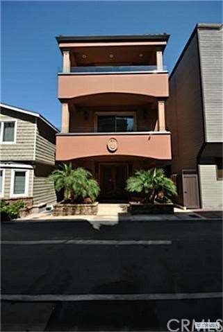 66 Surfside Ave Unit B, Huntington Beach, CA 92649