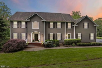 8 Forest Dr, Morristown, NJ 07960