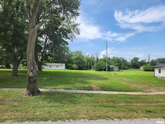 208 W 5th St, Ina, IL 62846