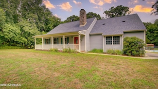 358 Casino Dr, Farmingdale, NJ 07727