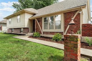 1004 SW Twilight Ln, Blue Springs, MO 64015