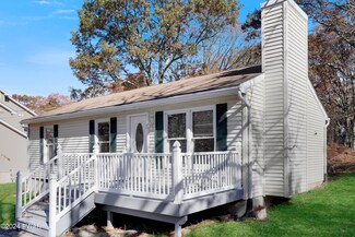 1078 Bear Dr, Bushkill, PA 18324