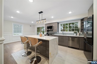 16 Coles Ct, River Edge, NJ 07661