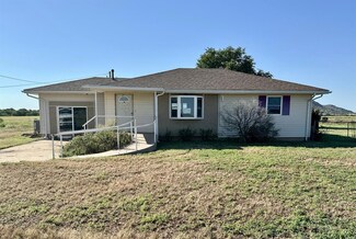 21102 E 1460 Rd, Lone Wolf, OK 73655