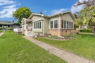 705.5 E Ludington Ave, Ludington, MI 49431
