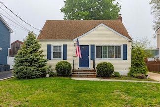 257 S 11th St, Lindenhurst, NY 11757