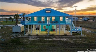 1065 N Ocean Dr, Port Lavaca, TX 77979