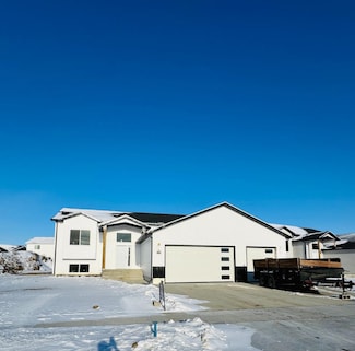 134 Mulberry Loop, Minot, ND 58703
