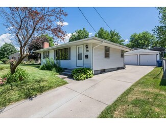 2915 E 39th Ct, Des Moines, IA 50317