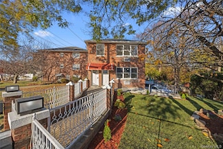 3135 Spencer Dr, Bronx, NY 10465