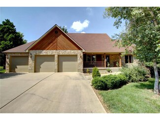 2827 S Stoneridge Dr, Blue Springs, MO 64015