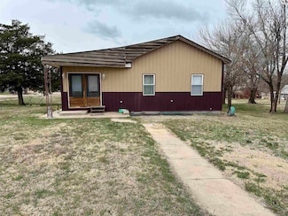 323 S Oak St, Medicine Lodge, KS 67104