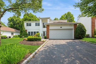 166 Country Club Dr, ComMacK, NY 11725