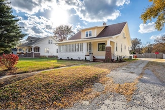 305 S Hackman St, Staunton, IL 62088