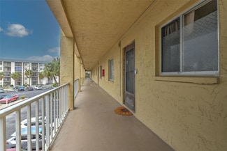 3753 Lake Bayshore Dr Unit 305, Bradenton, FL 34205