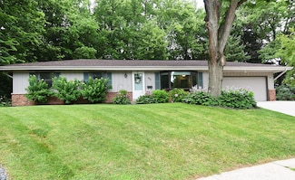 900 Lynne Ct, Waukesha, WI 53186