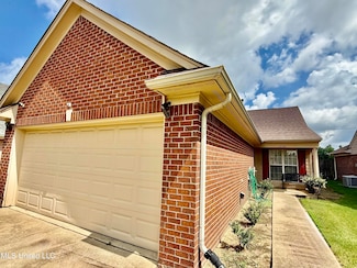1552 Central Trails Dr, Southaven, MS 38671