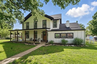 906 E Piankishaw St, Paola, KS 66071