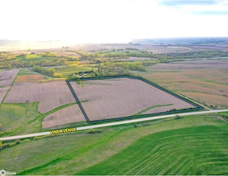 02 Vine Ave, Ainsworth, IA 52201