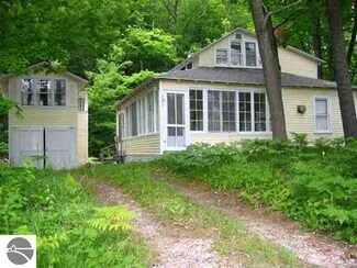 2930 Pilgrim Hwy, Frankfort, MI 49635