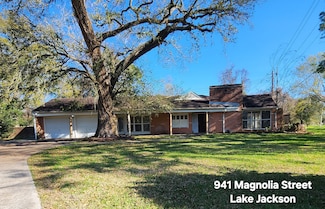 941 Magnolia St, Lake Jackson, TX 77566