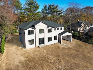 97 Parkway Dr, Roslyn Heights, NY 11577