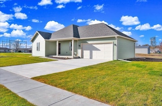 210 S Oak St, El Paso, IL 61738