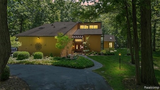 8931 Bridge Rd, Grosse Ile, MI 48138