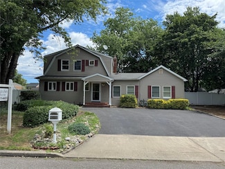 31 Cayuga Ave, South Setauket, NY 11720