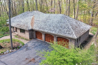 4352 Fenton Rd, Hartland, MI 48353