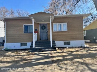 529 6th St W, Dickinson, ND 58601