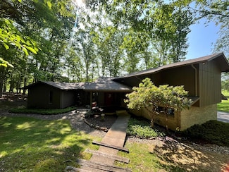 1032 Lake Dr, Daniels, WV 25832