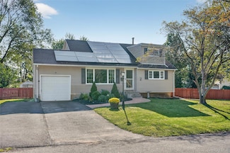 2 Edgewood Dr, Saugerties, NY 12477