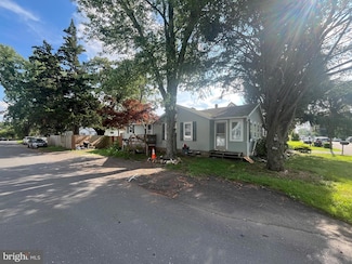 1960 Maple Ave, Croydon, PA 19021