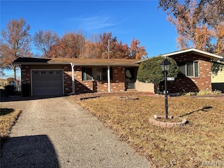 8827 Sumter Dr, Saint Louis, MO 63136