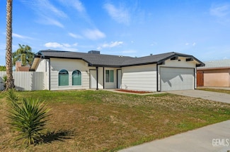 1911 Sierra Vista Dr, Delano, CA 93215