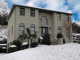 537 Hickory Ln, Houston, PA 15342