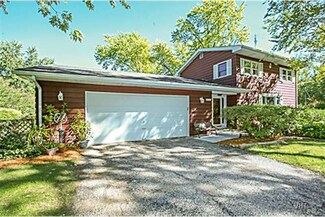 3208 Midway Dr, Island Lake, IL 60042
