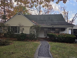 24 Bentley Rd, Great Neck, NY 11023