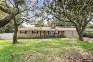 104 Florida Ave, Gulf Breeze, FL 32561