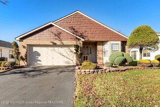 8 Peasley Dr, Marlboro, NJ 07746