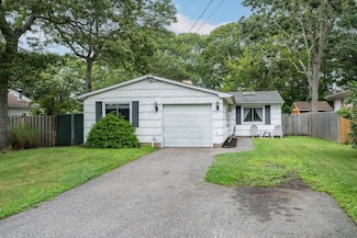 111 Riverside Ave, Mastic Beach, NY 11951