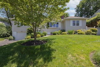 55 Bainbridge Ave, Thornwood, NY 10594