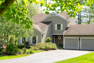 844 Red Oak Dr, Schenectady, NY 12309