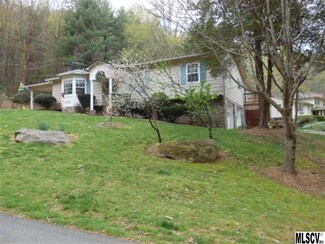 1653 Mountain Circle Dr, Lenoir, NC 28645