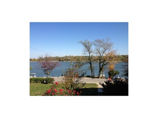 120 Lakeshore Dr W, Lake Quivira, KS 66217