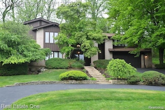 3058 Bloomfield Park Dr, West Bloomfield, MI 48323