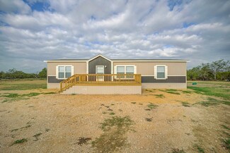 137 Cannon East Dr, Gonzales, TX 78629